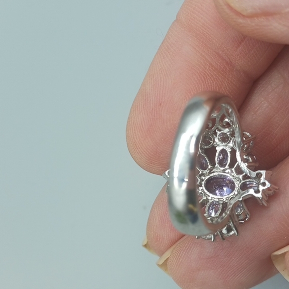 Elegant Silver and Purple Gemstone Ring - Picture 4 of 9